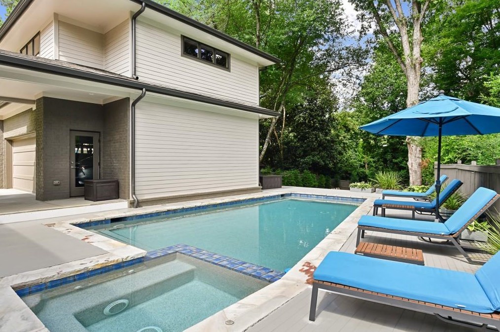 200 Old Ivy Rd, Atlanta GA  30342-4522 exterior