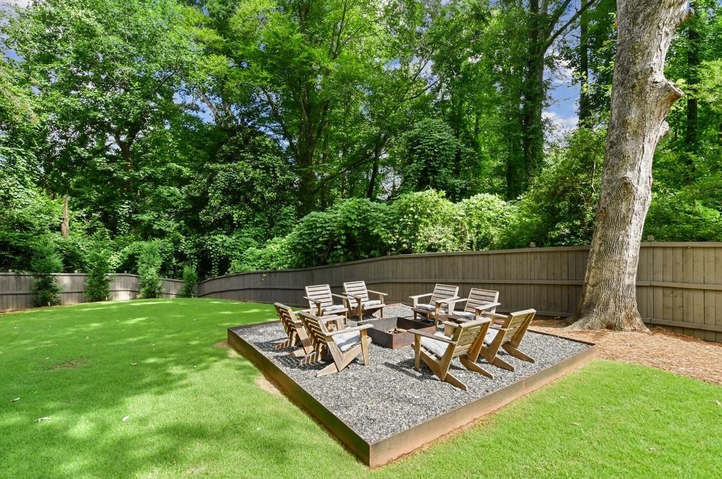 200 Old Ivy Rd, Atlanta GA  30342-4522 exterior