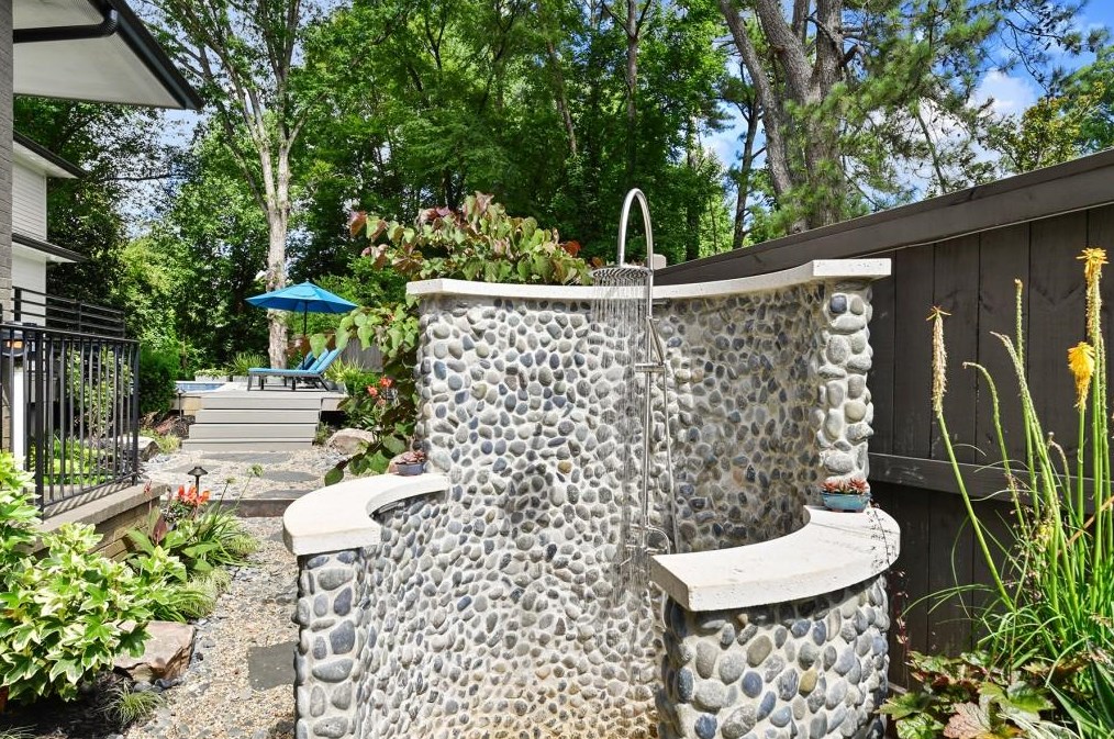 200 Old Ivy Rd, Atlanta GA  30342-4522 exterior