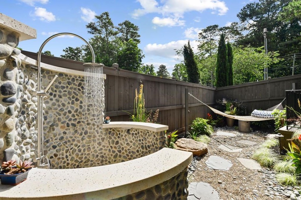 200 Old Ivy Rd, Atlanta GA  30342-4522 exterior