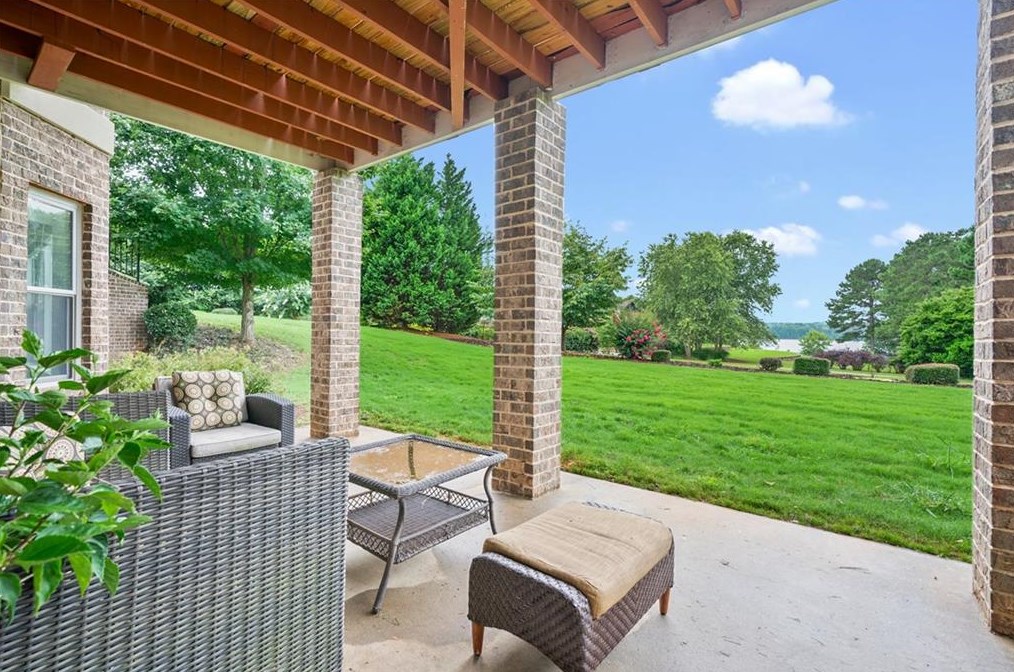 6720 Viewpointe Dr, Locust Grove, GA 30248