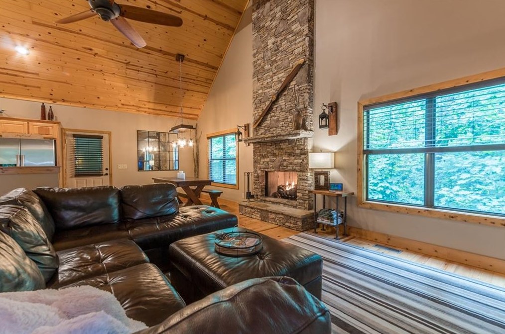 1199 Frog Pond Rd, Hiawassee, GA 30546