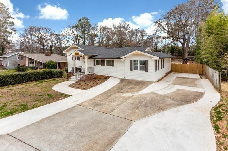 1635 Spruce Valley Dr, Decatur GA  30033-2503 exterior