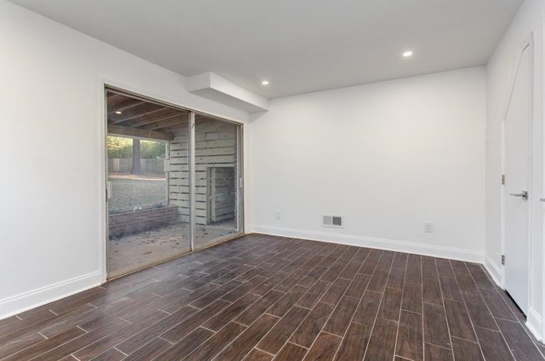 1635 Spruce Valley Dr, Decatur GA  30033-2503 exterior