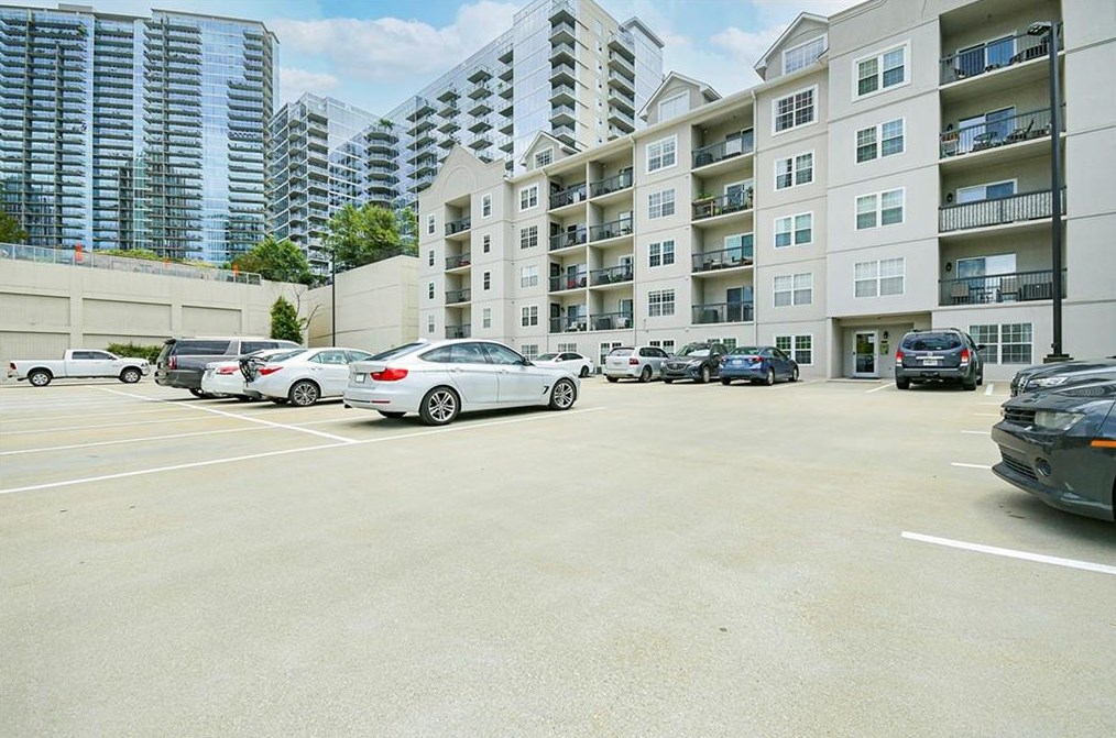 1075 Peachtree Walk, Atlanta GA  30309-4404 exterior