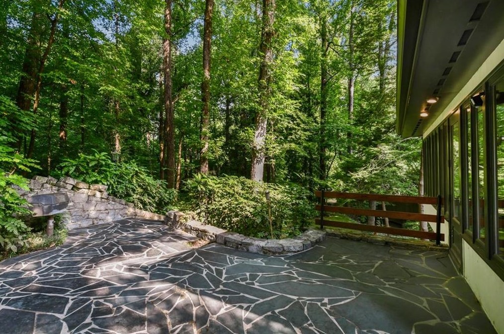 3322 Pinestream Rd, Atlanta GA  30327-2204 exterior