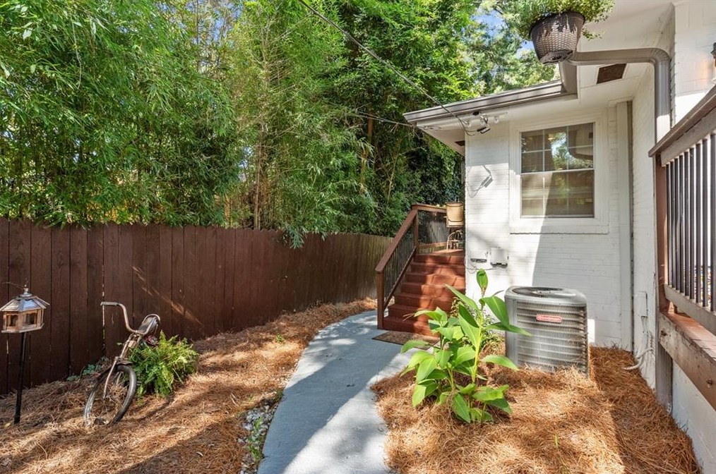 2069 Wilandrew Dr, Decatur GA  30033-0019 exterior