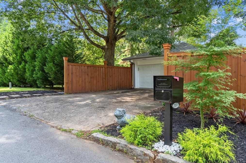 2069 Wilandrew Dr, Decatur GA  30033-0019 exterior