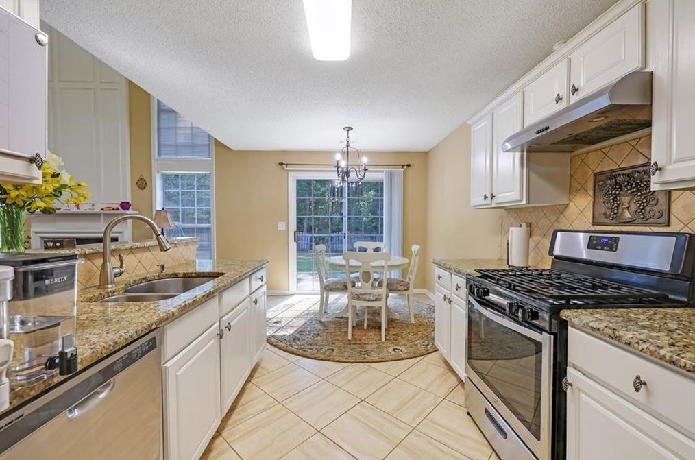 550 Arncliffe Ct, Alpharetta GA  30005-8994 exterior