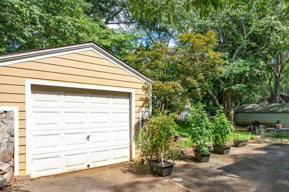 216 Shadowmoor Dr, Decatur GA  30030-3849 exterior