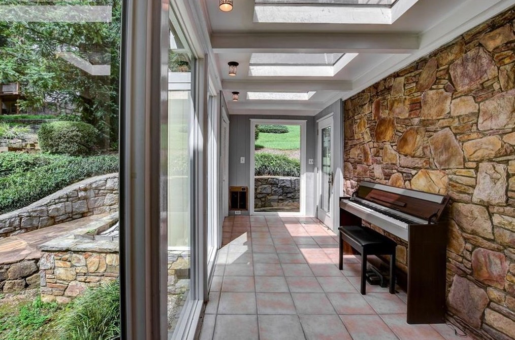 1530 Niskey Lake Trl, Atlanta GA  30331-6318 exterior