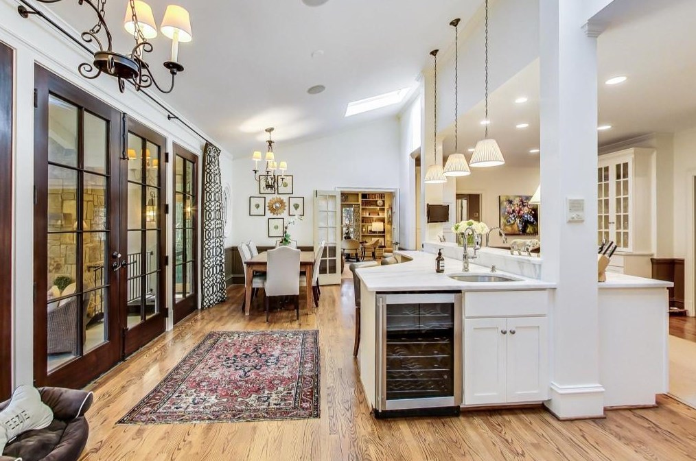 1302 Wesley Pl, Atlanta GA  30327-1712 exterior