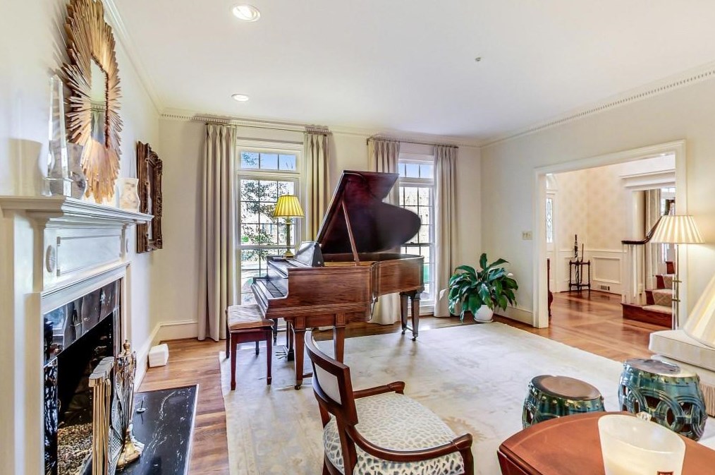 1302 Wesley Pl, Atlanta GA  30327-1712 exterior