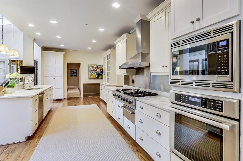 1302 Wesley Pl, Atlanta GA  30327-1712 exterior