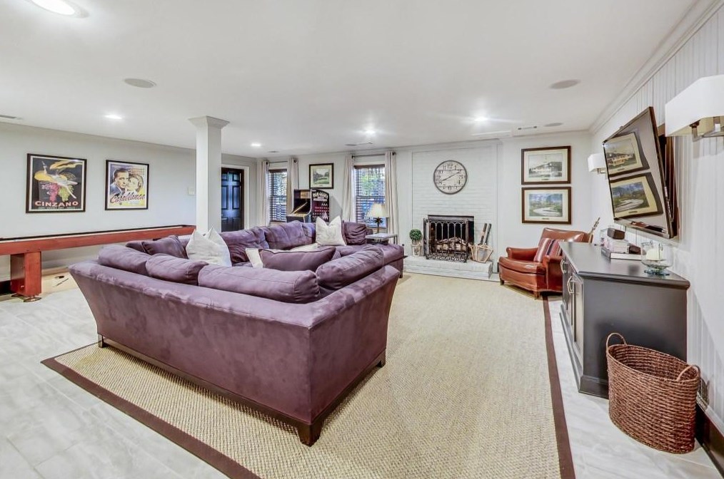 1302 Wesley Pl, Atlanta GA  30327-1712 exterior