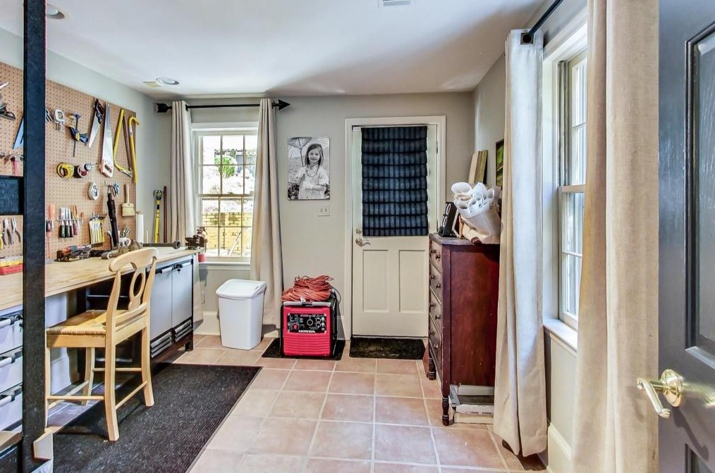 1302 Wesley Pl, Atlanta GA  30327-1712 exterior