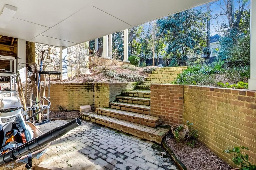 1302 Wesley Pl, Atlanta GA  30327-1712 exterior