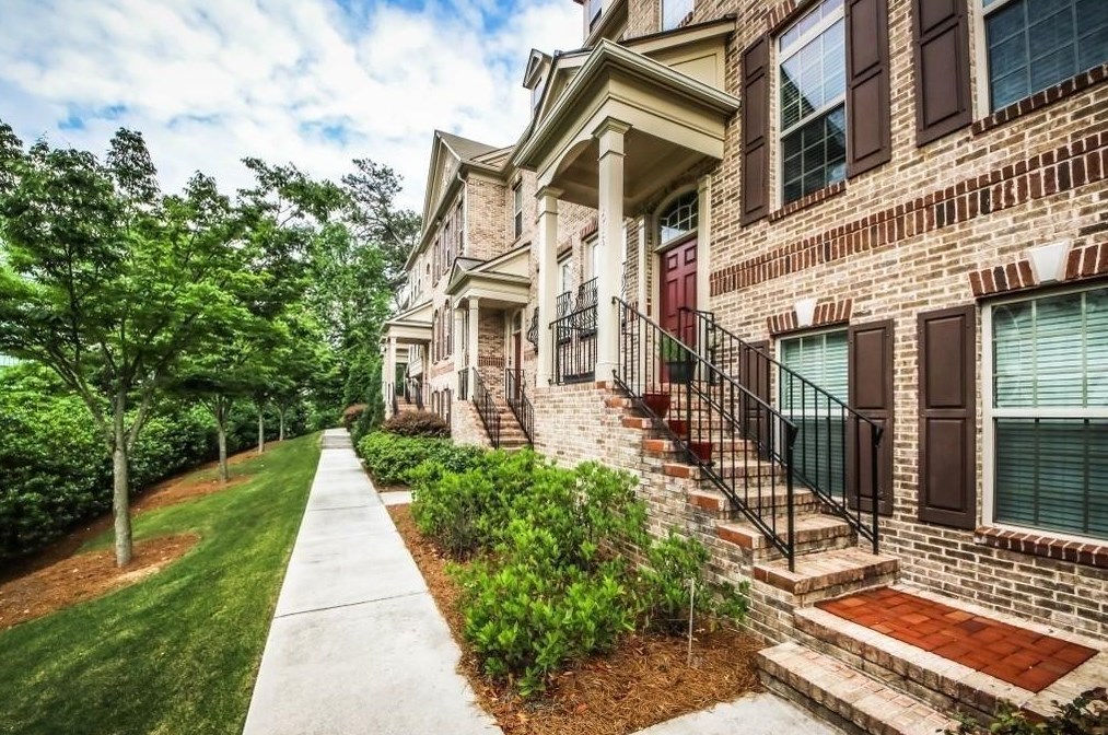 1004 Paces Chase, Atlanta GA  30326-7820 exterior