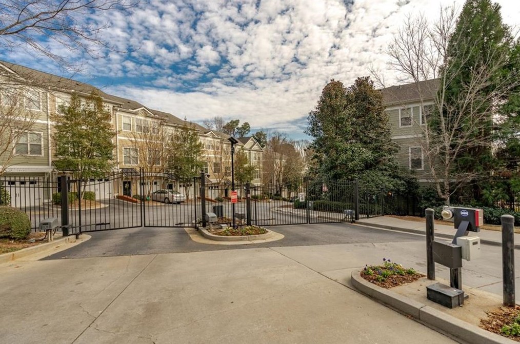 1955 Sterling Oaks Cir, Atlanta, GA 30319-4129