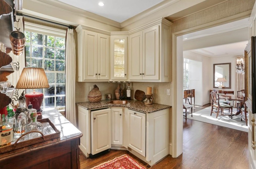 2585 Woodward Way, Atlanta GA  30305-3563 exterior