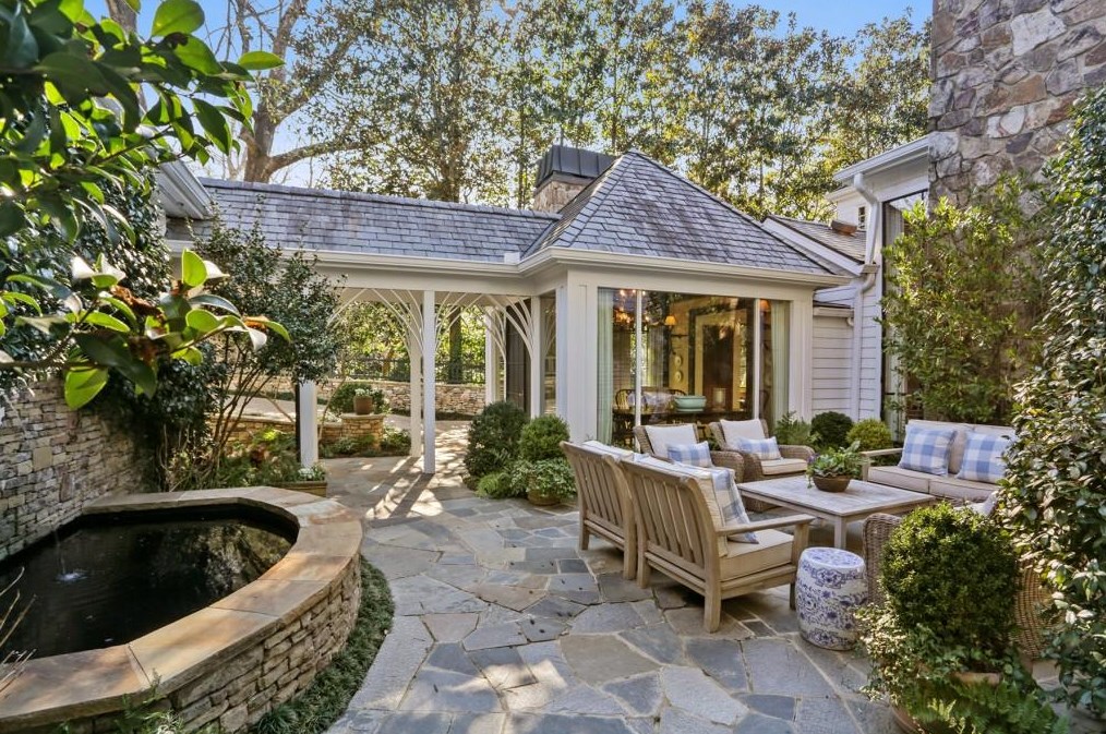 2585 Woodward Way, Atlanta GA  30305-3563 exterior