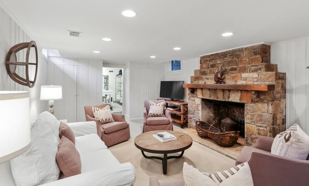 2585 Woodward Way, Atlanta GA  30305-3563 exterior