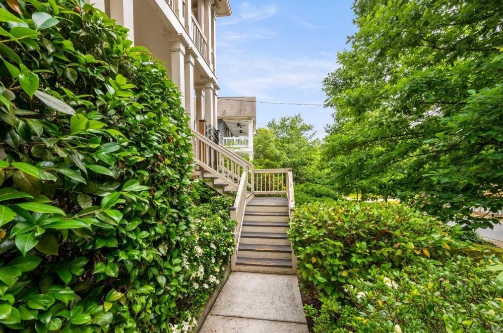 1633 Peachcrest Rd, Decatur GA  30032-4624 exterior