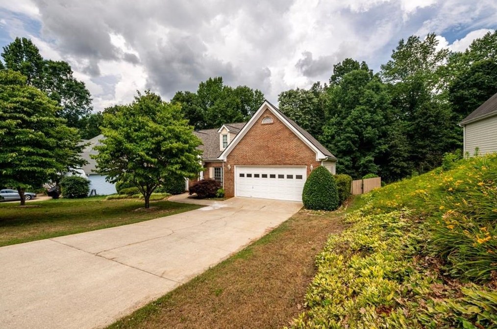 4735 Plantation Dr, Flowery Branch, GA 30542