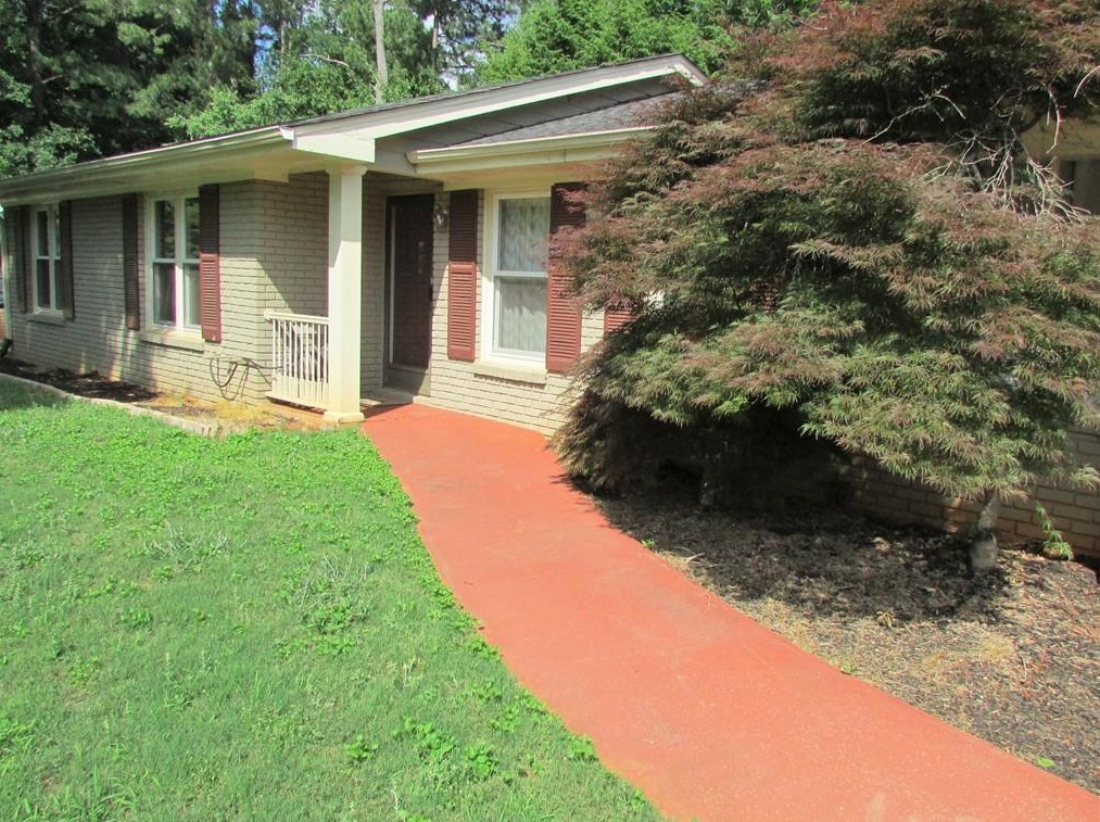 1095 Tuxedo Ct, Roswell, GA 30075-3915