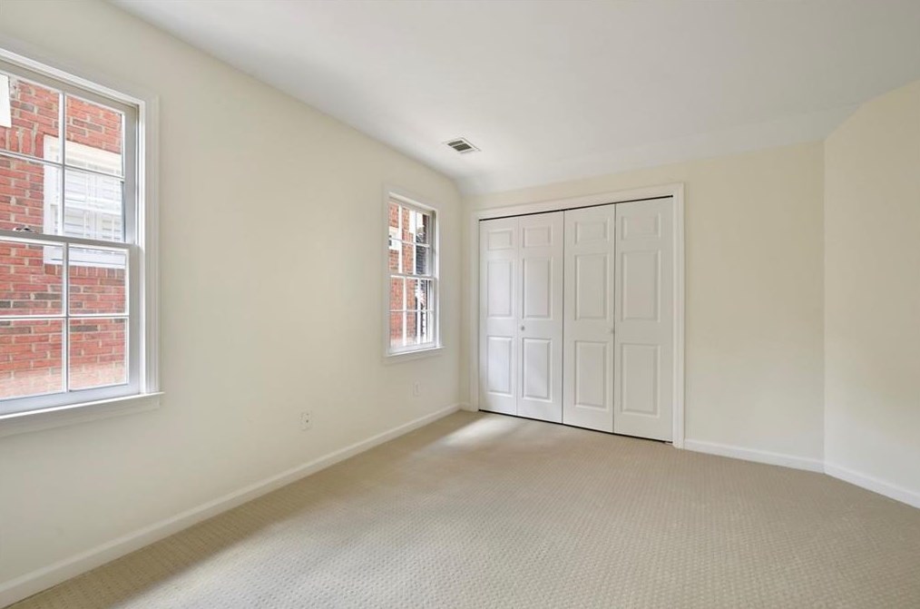 10 Westminster Close Dr, Atlanta GA  30327-1604 exterior