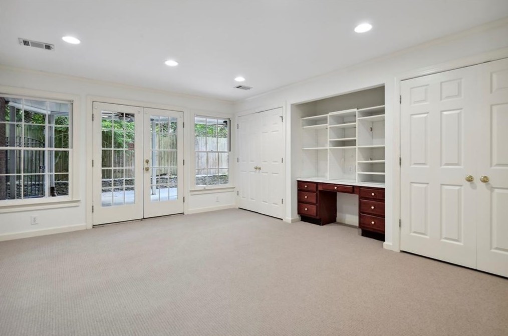 10 Westminster Close Dr, Atlanta GA  30327-1604 exterior