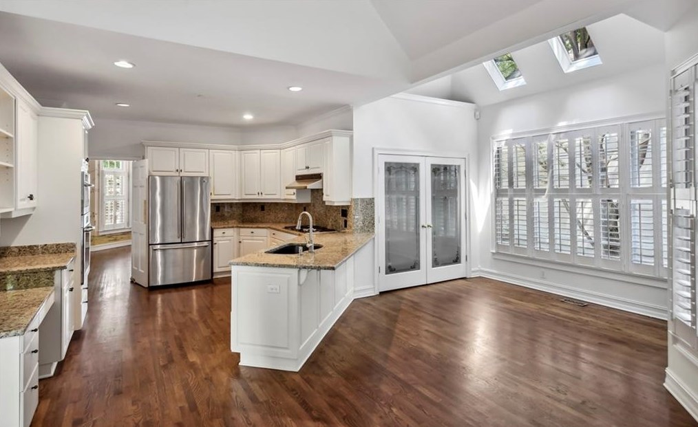 10 Westminster Close Dr, Atlanta GA  30327-1604 exterior