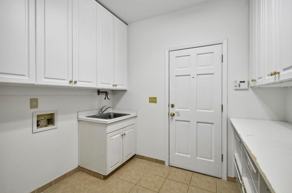 10 Westminster Close Dr, Atlanta GA  30327-1604 exterior