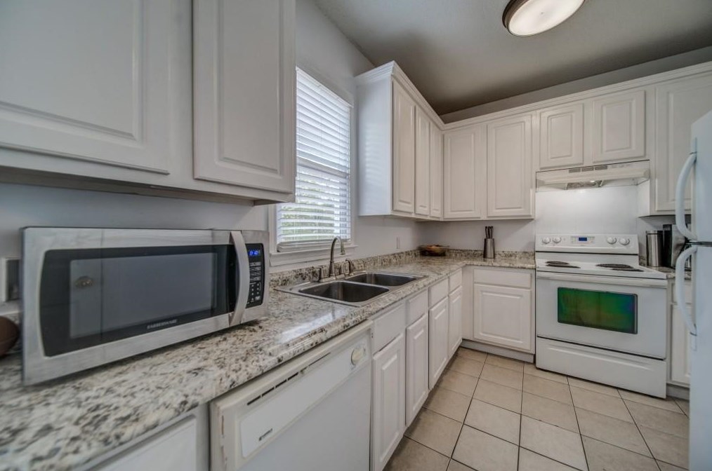 5550 Twin Lakes Dr, Atlanta, GA 30349-3792