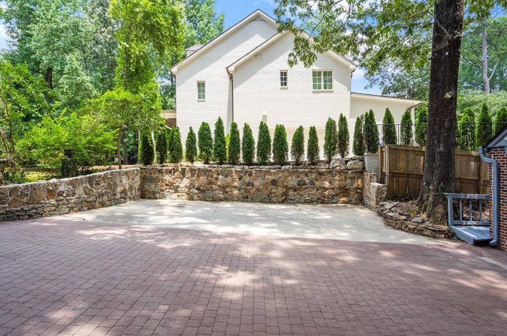 2665 Northside Dr, Atlanta GA  30305-3515 exterior