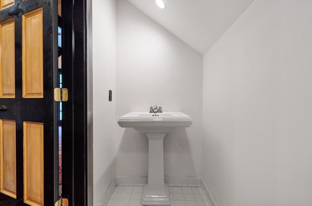 2665 Northside Dr, Atlanta GA  30305-3515 exterior