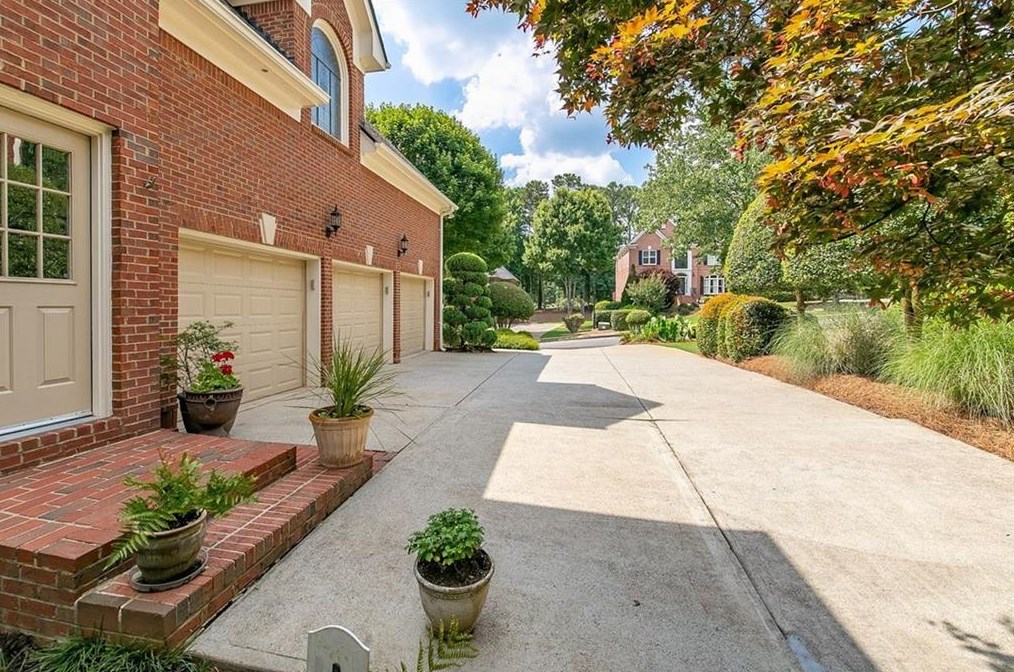 2040 Bent Crk Mnr, Alpharetta GA exterior