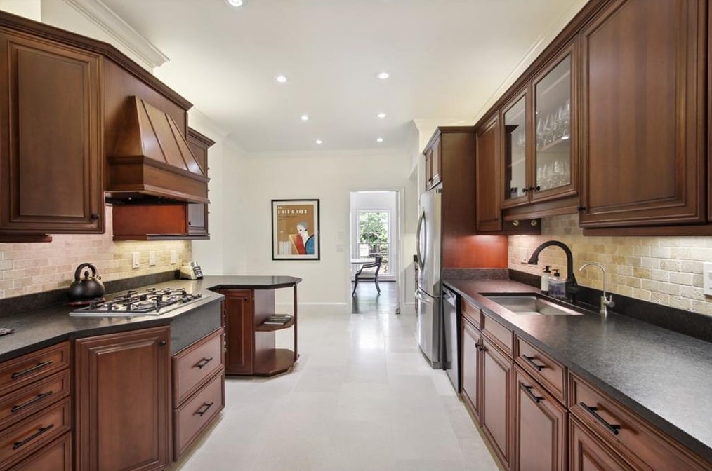 403 Townsend Pl, Atlanta GA  30327-3037 exterior