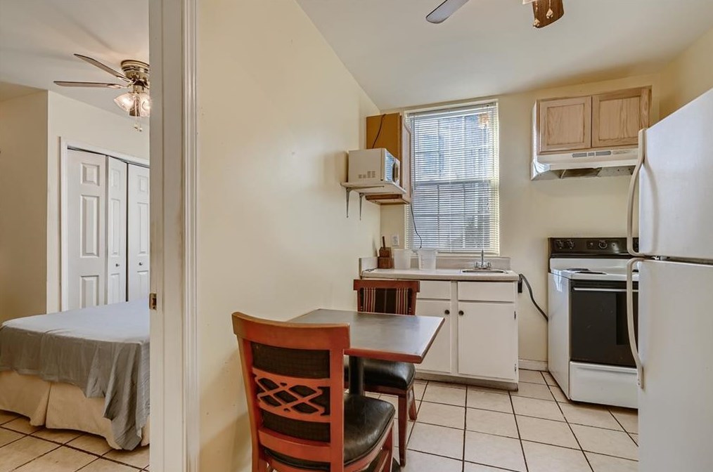 1653 Pne Gln Cir, Decatur GA 30035-1537 exterior