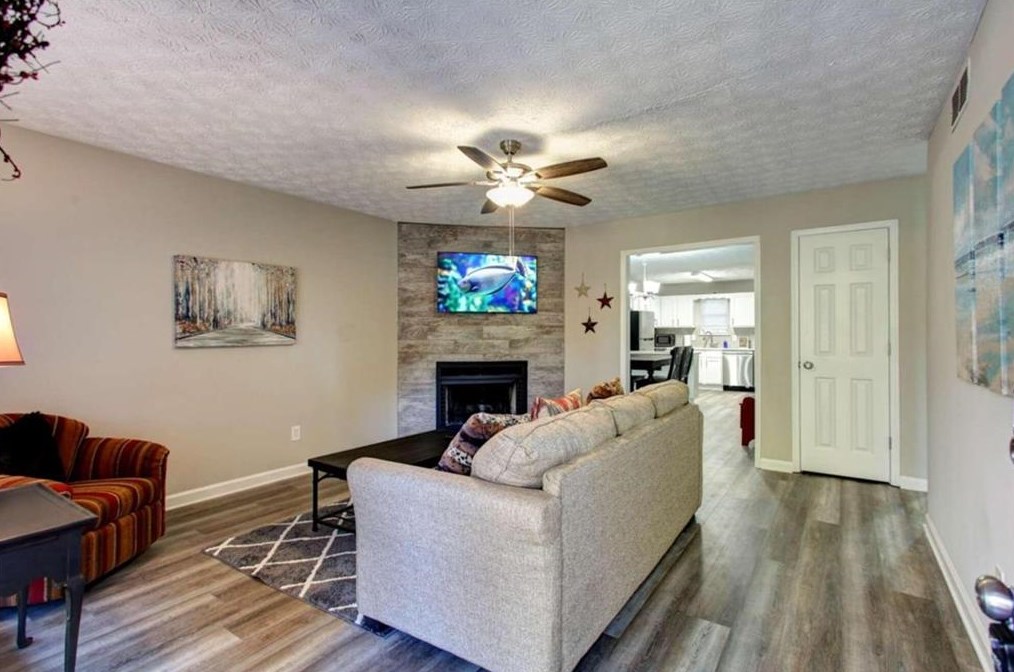 4375 Coopers Creek Dr, Smyrna, GA 30082-4813