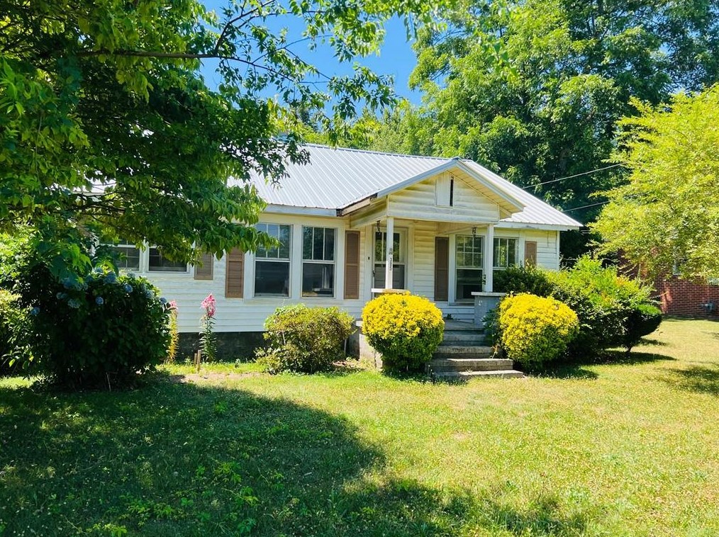 305 Broad St, Winder, GA 30680-2286