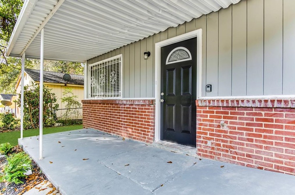 2720 Santa Barbara Dr, Atlanta GA  30318-7327 exterior