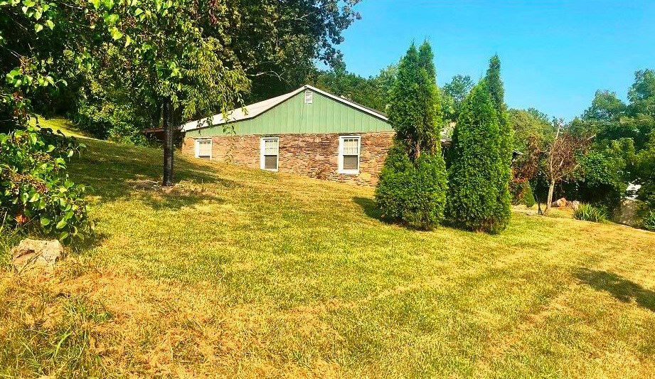 14 Houze St, Aurora, IN 47001