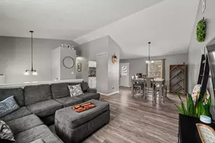 21051 Sunnyridge Dr, Lawrenceburg, IN 47025 - Photo 4