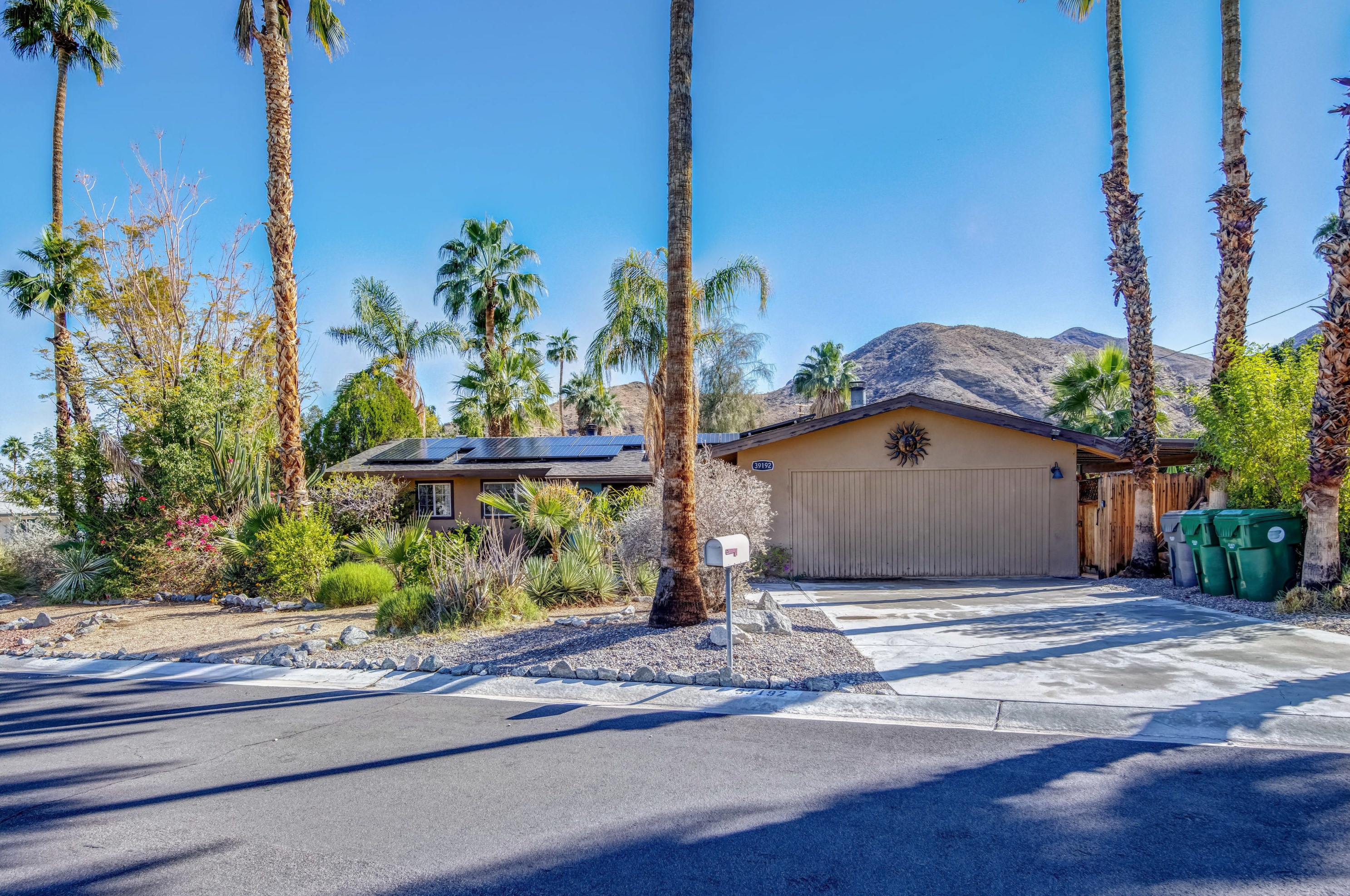 39192 Bel Air Dr, Cathedral City, CA 92234-2407