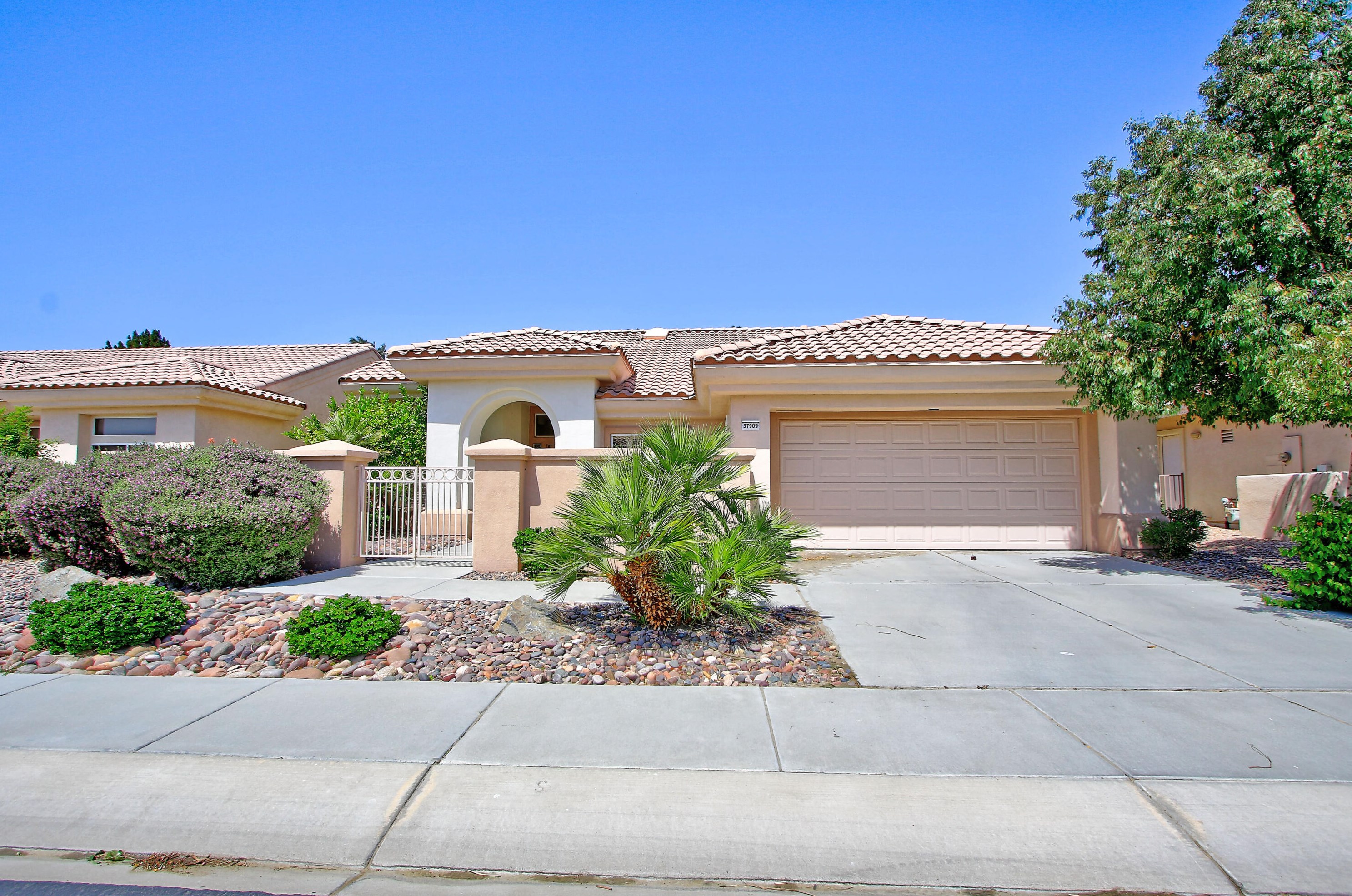 37909 Grand Oaks Ave, Palm Desert, CA 92211-1243
