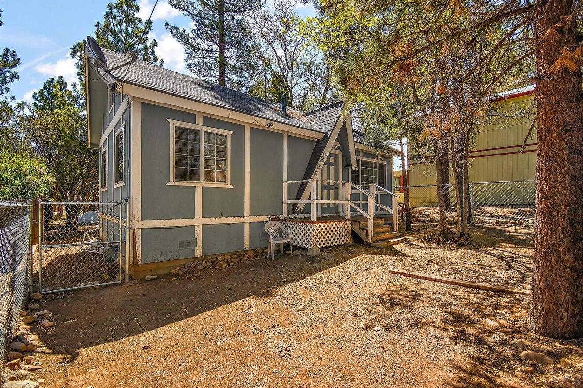 225 Sunset Ln, Big Bear City, CA 92386