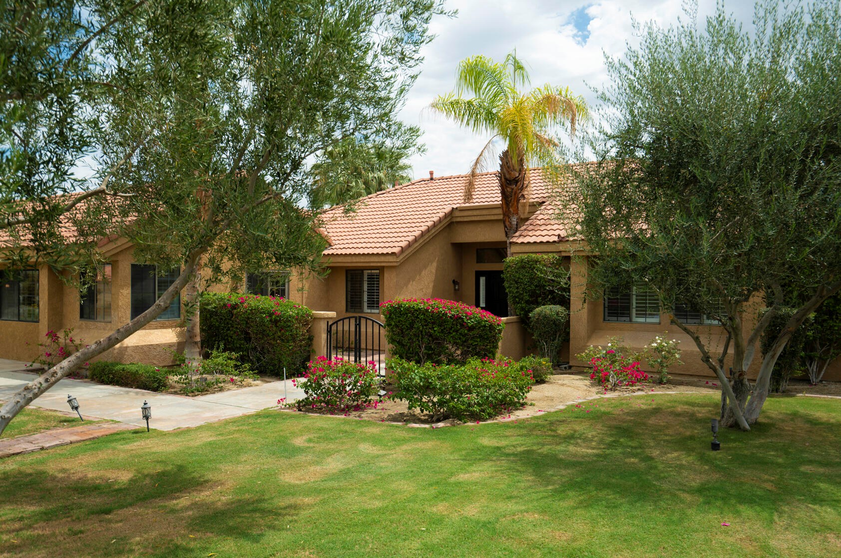 47340 Heliotrope Dr, Palm Desert, CA 92260-5851
