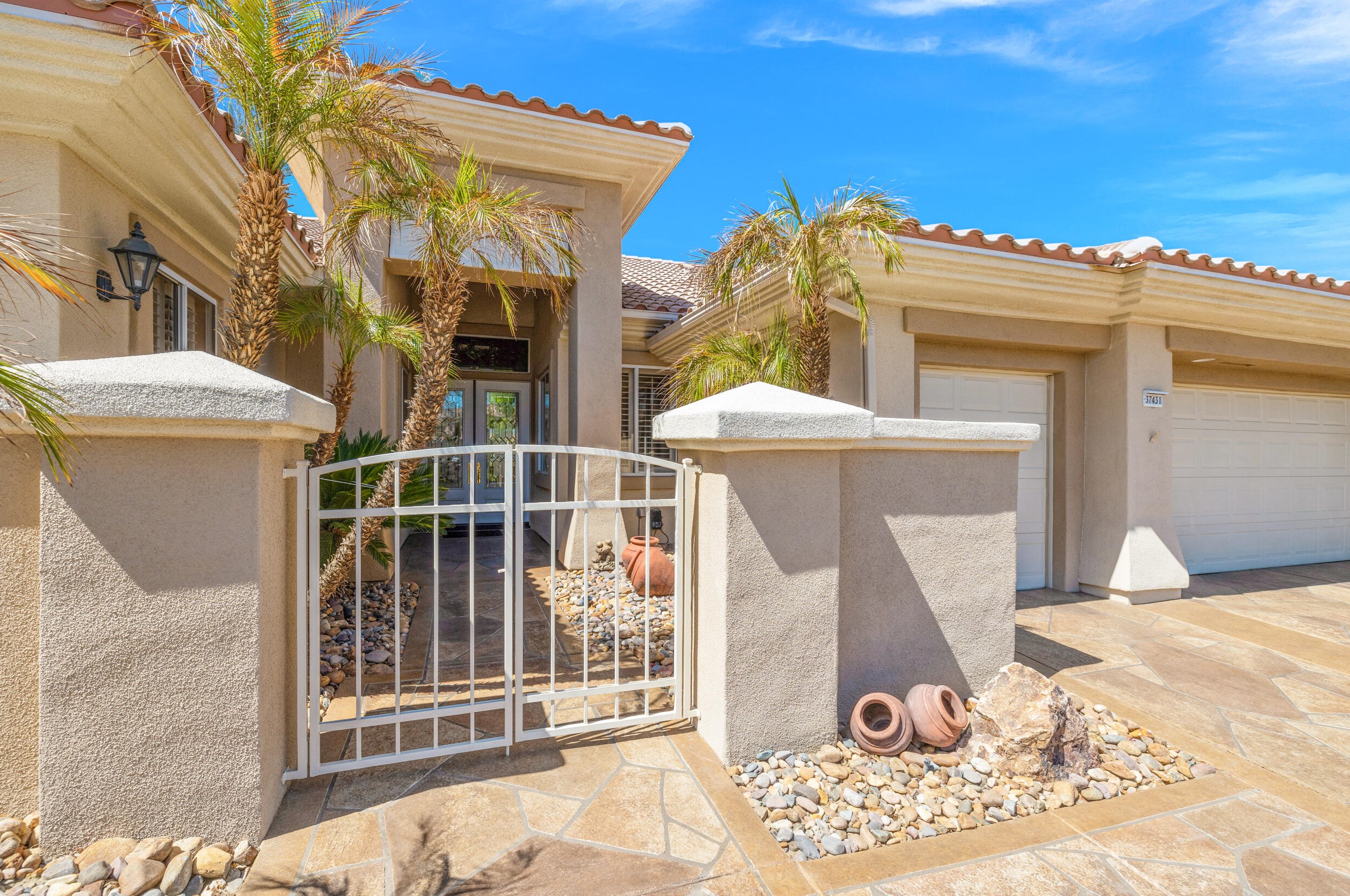 37431 Pineknoll Ave, Palm Desert, CA 92211-2138