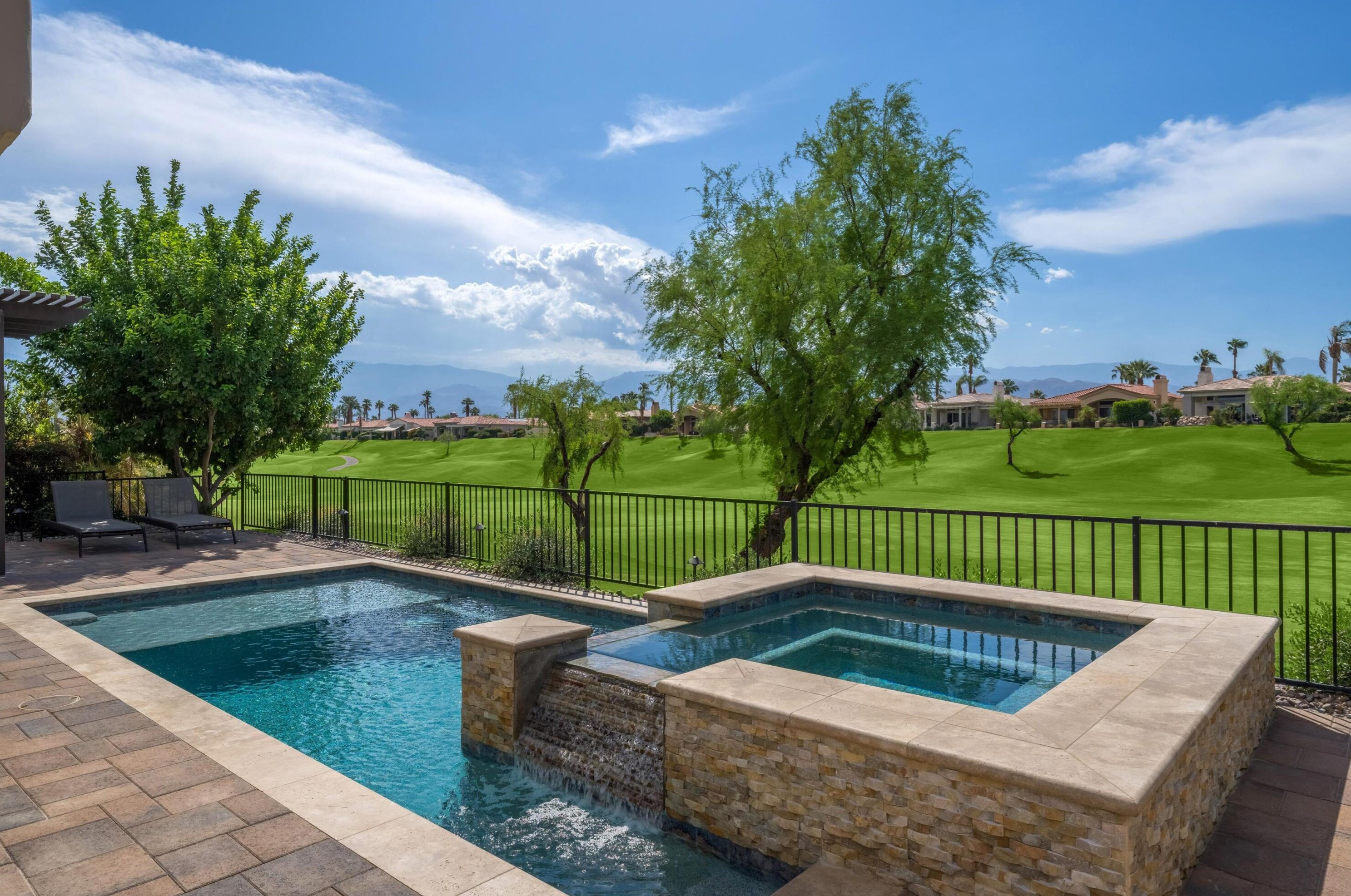 367 Tomahawk Dr, Palm Desert, CA 92211-8951